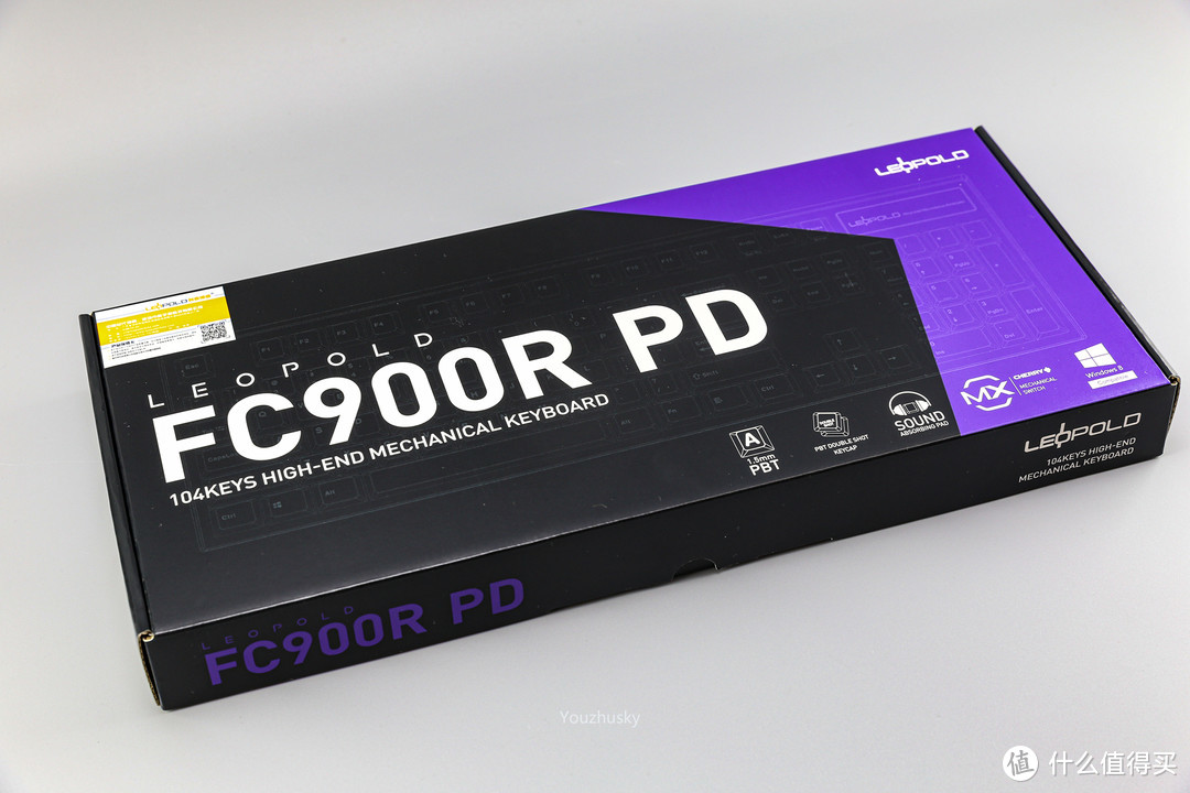 产品包装FC900R PD 双色PBT版本，灰蓝配色，右下是产品特性1.5mmPBT键帽和静音缓冲棉设计，MX轴体