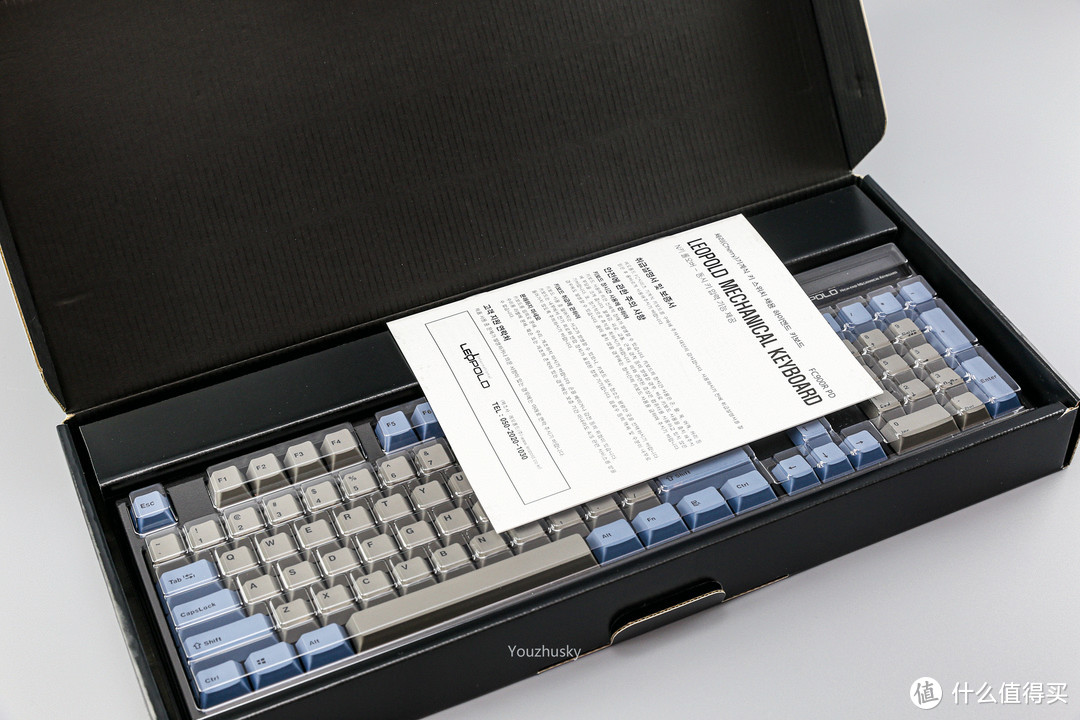 打开包装为一张简单的说明书和键盘本体及防尘罩