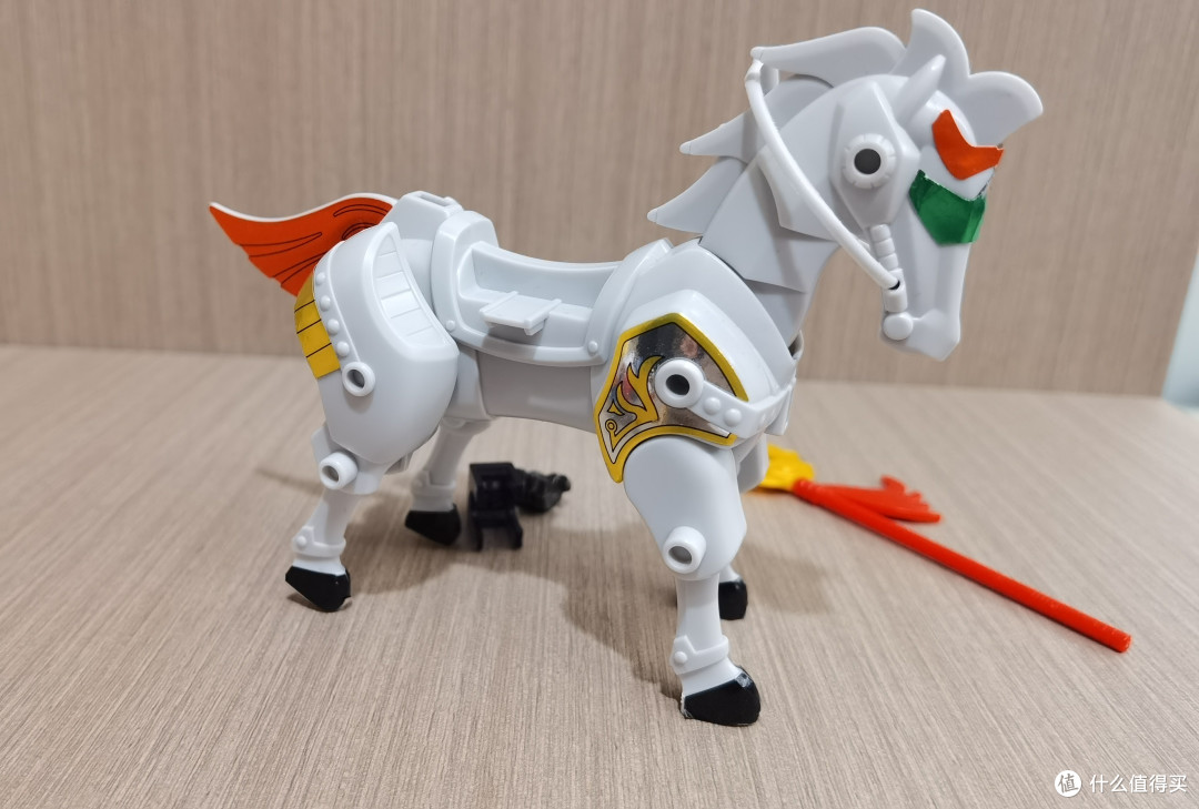 下面来介绍一下坐骑"飞影闪",一匹白马,造型还是不错的,四肢及膝关节