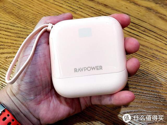 RAVPower自带线充电宝：圆润怡人设计，专为女性用户贴心而打造