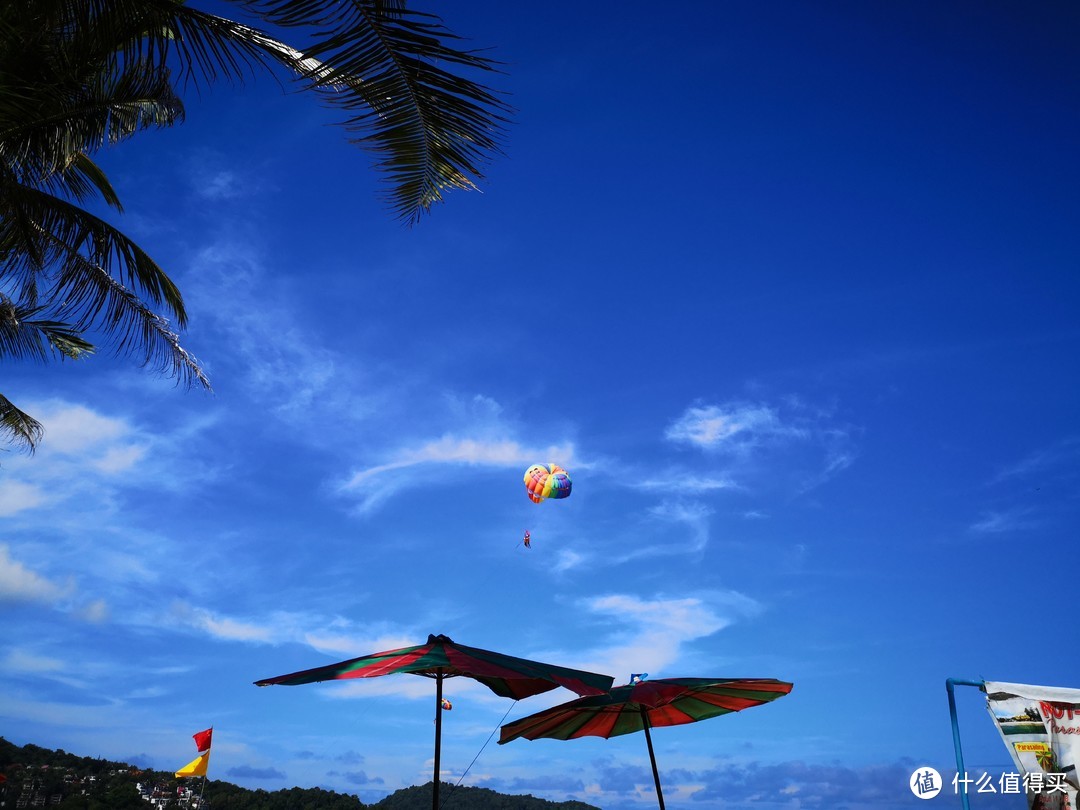 湛蓝的天空下美丽的滑翔伞