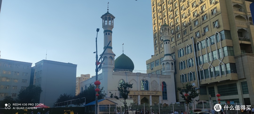 白大寺，位于新疆维吾尔自治区乌鲁木齐市天山区解放南路441号，是一座伊斯兰教清真寺