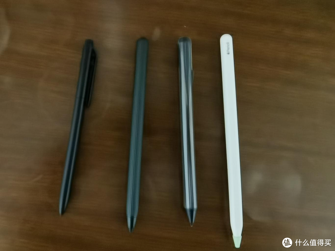 手写笔也来个对比吧，从左到右分别是note pro的笔，air c的笔，surface pen，apple pencil 2代。