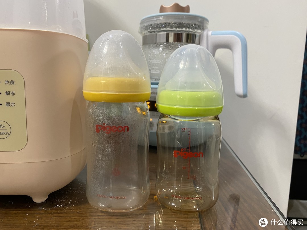 玻璃奶瓶（左）和PPSU奶瓶（右）