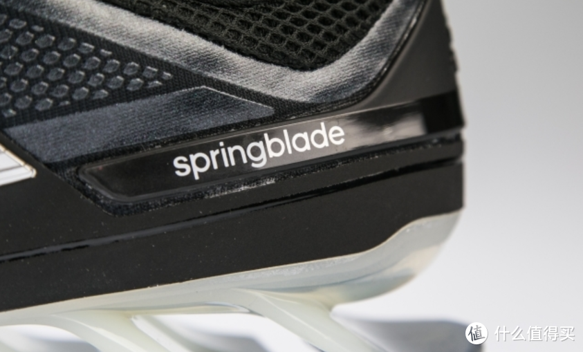追求风一样的速度-阿迪经典跑鞋⼑锋中底设计-adidas springblade以及两款国产刀锋跑鞋