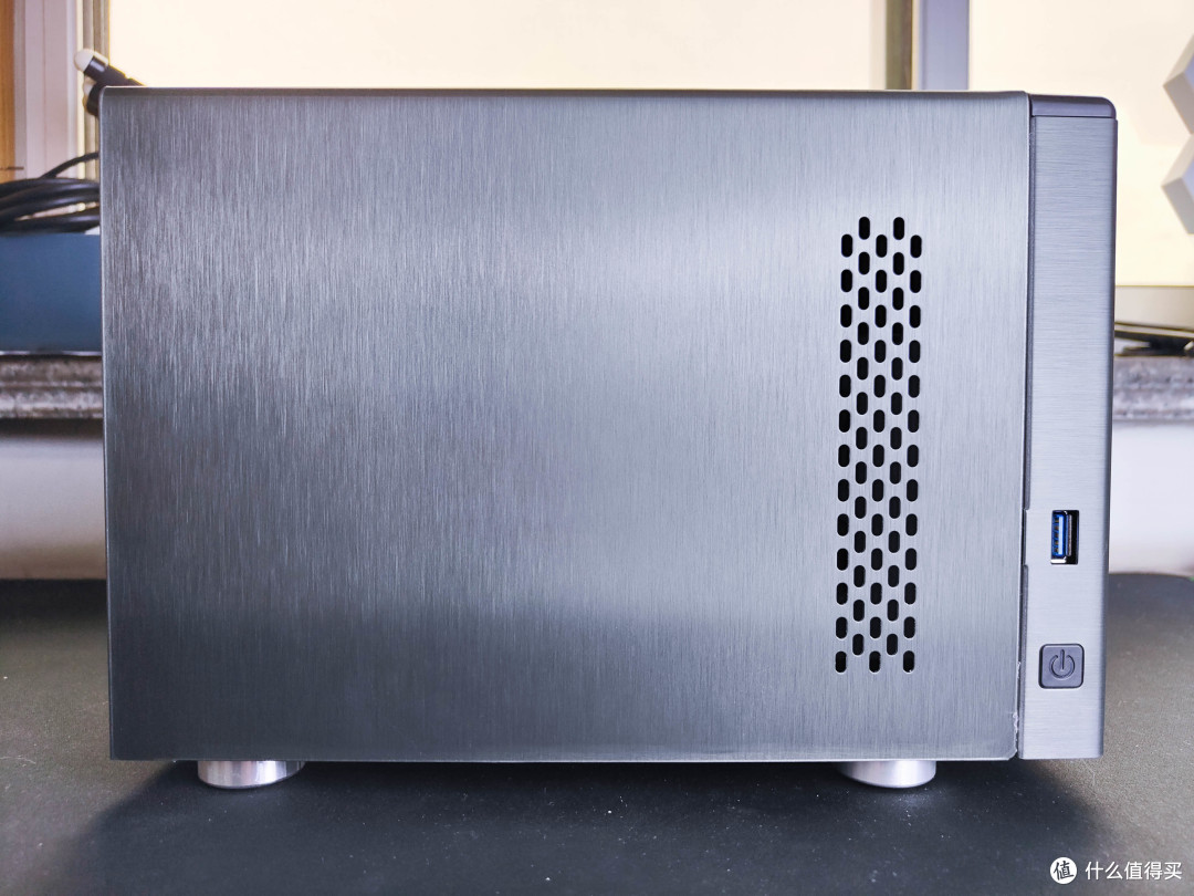 吃了尼卡果实的自由NAS!八千字深扒万由硬件与系统!附赠新手保姆级使用+优化指南!