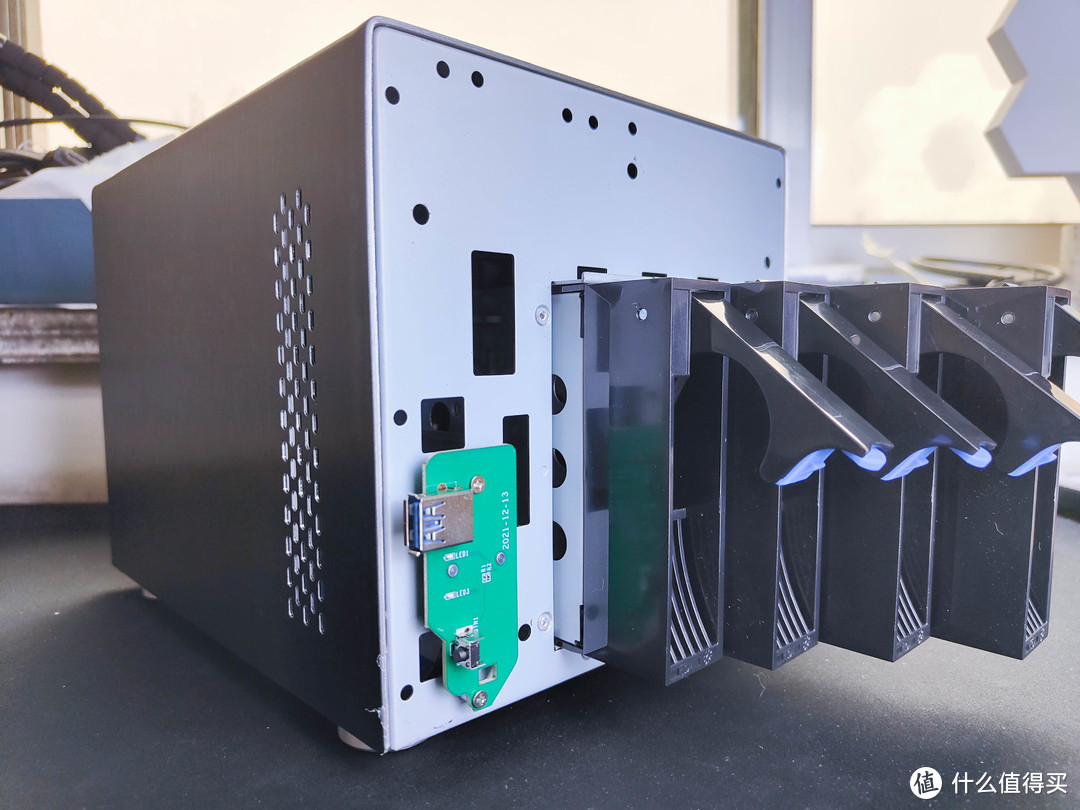 吃了尼卡果实的自由NAS!八千字深扒万由硬件与系统!附赠新手保姆级使用+优化指南!