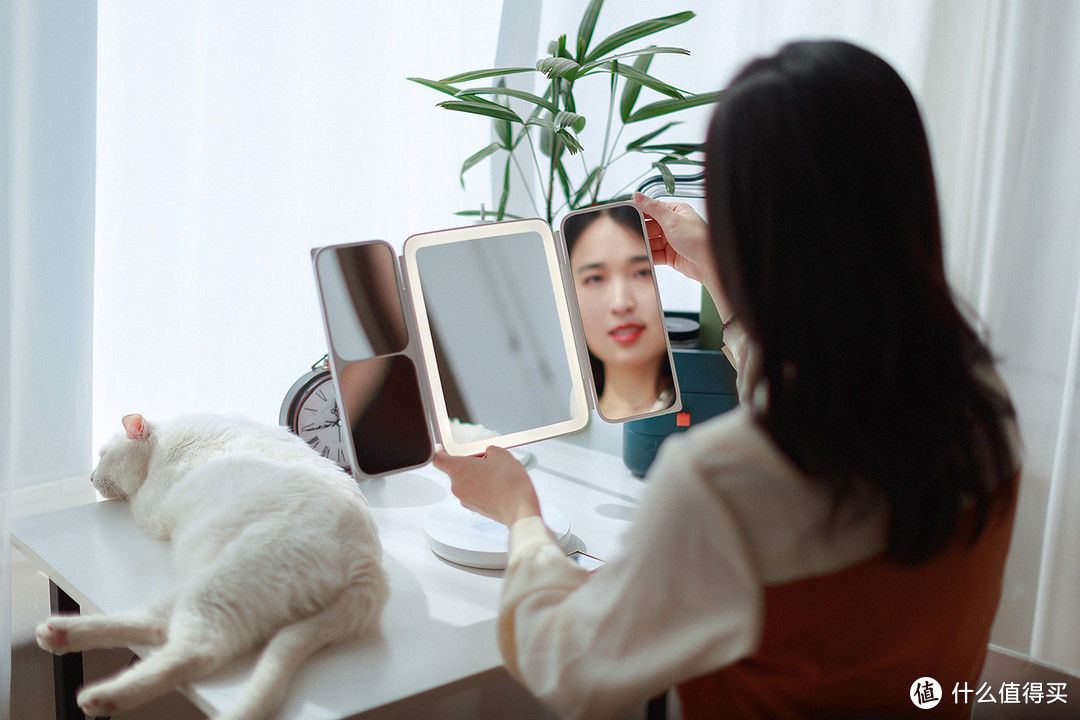 每个女生都爱的礼物：折叠调光化妆镜。