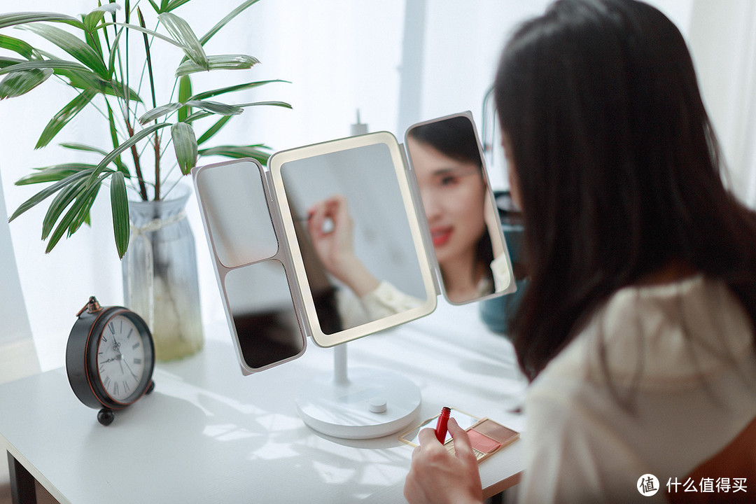 每个女生都爱的礼物：折叠调光化妆镜。