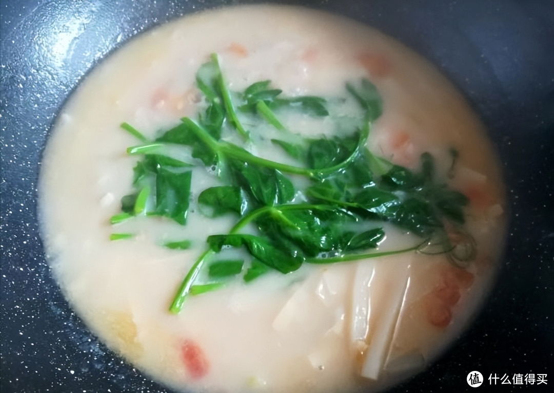 跟着早餐中国，在家做美味的酸汤粉，足不出户尝到贵州美食