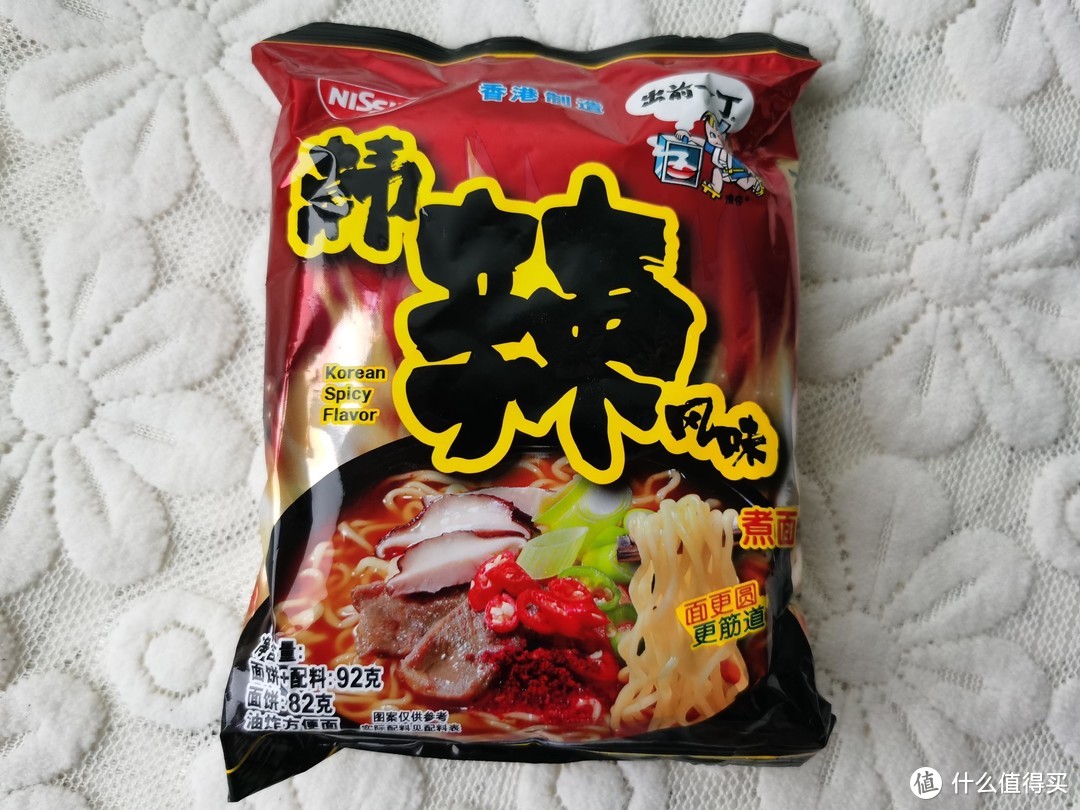 泡面配上辣白菜和午餐肉，香香脆脆好滋味