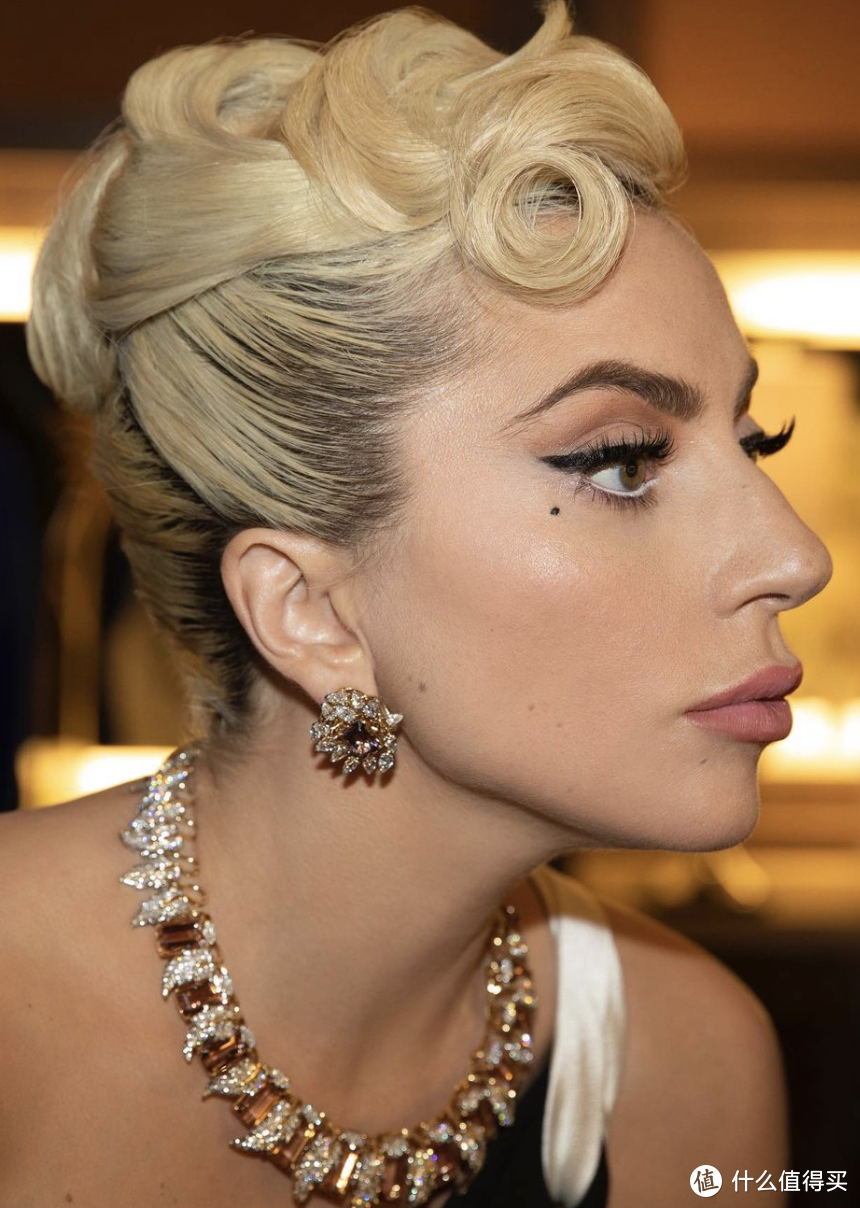 第64届格莱美落幕，富婆Gaga红毯造型变“正常”，艾薇儿时隔19年首次回归...