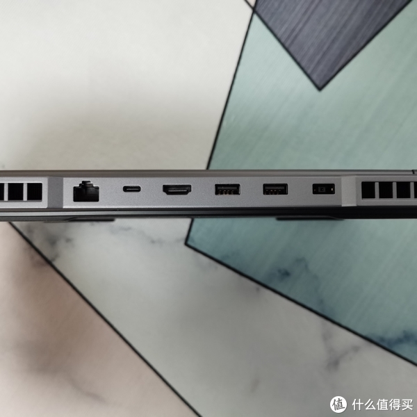 RJ45网线，USB-C支持联想135W快充，HDMI2.1，两个USB 3.2，电源接口 （右边有指示灯）