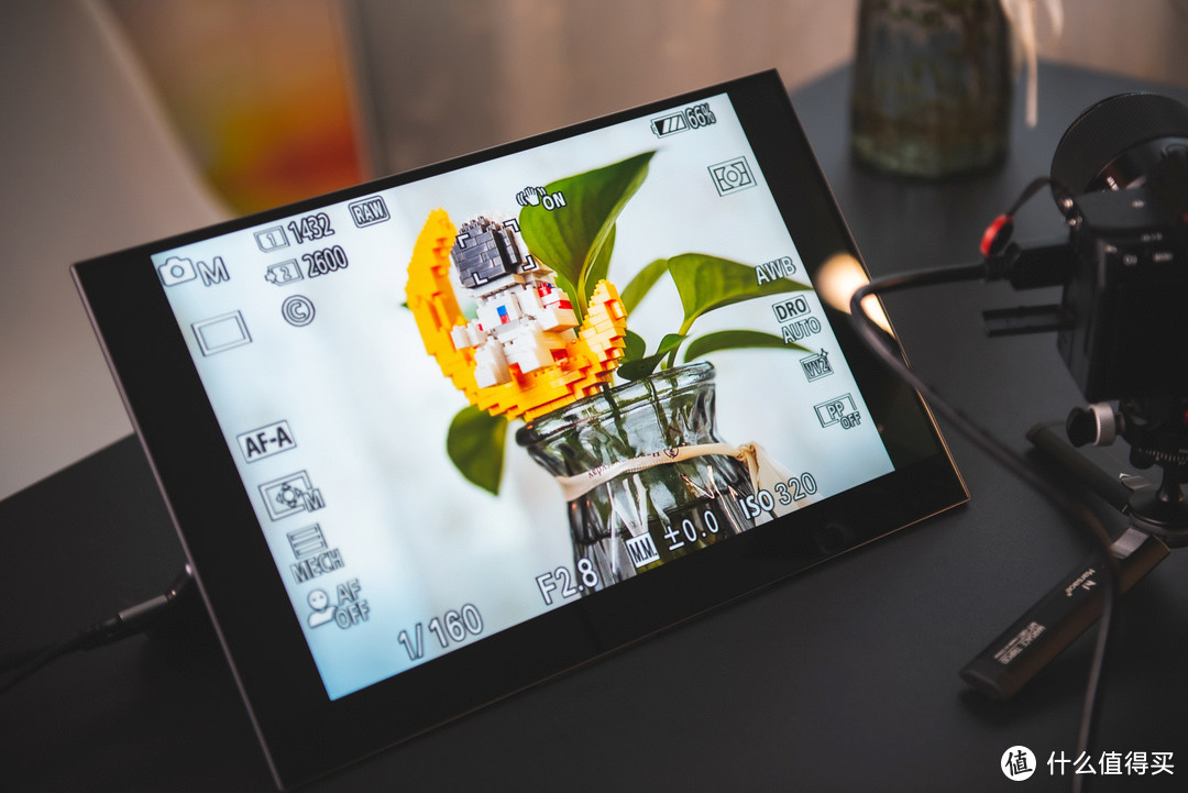 4K,OLED,轻松连接多台设备的广色域触摸便携屏