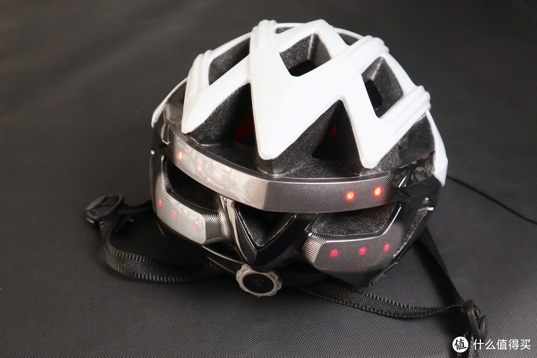 ​享受智能骑行，Helmetphone智能头盔值得拥有