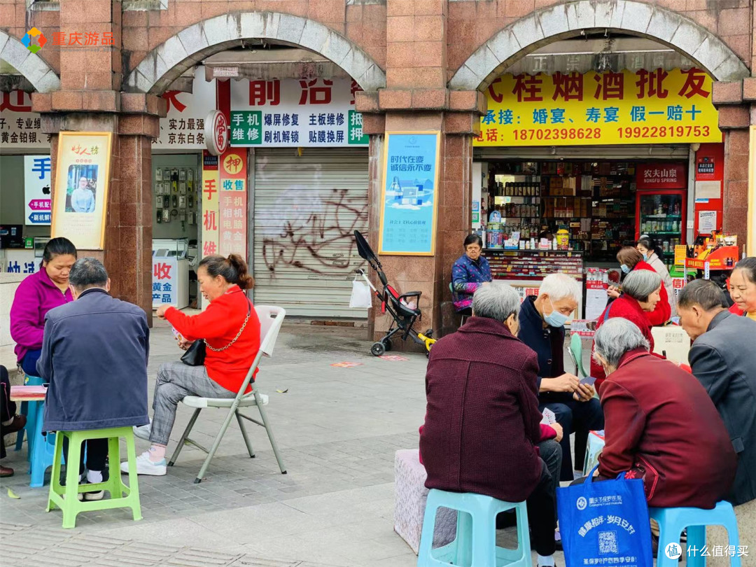 重庆南坪宏声艺术广场比观音桥还热闹白天也能跳舞和打牌
