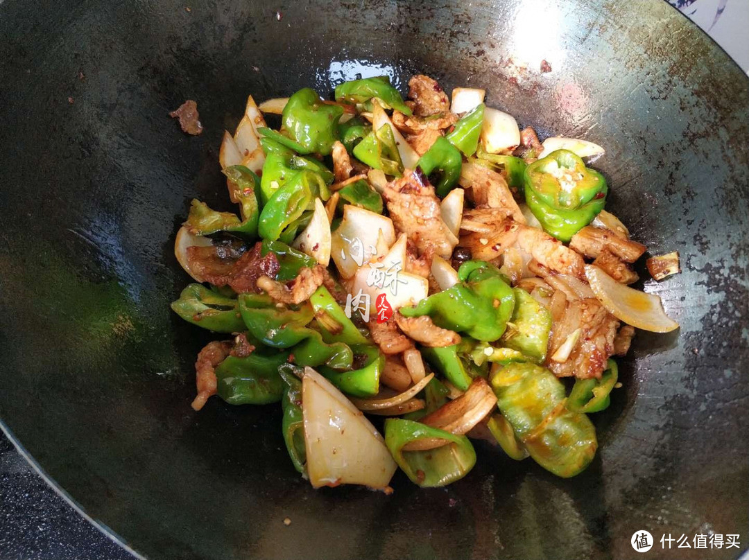 辣椒炒肉应该先炒辣椒还是先炒肉，顺序错了肉片干柴，辣椒不脆