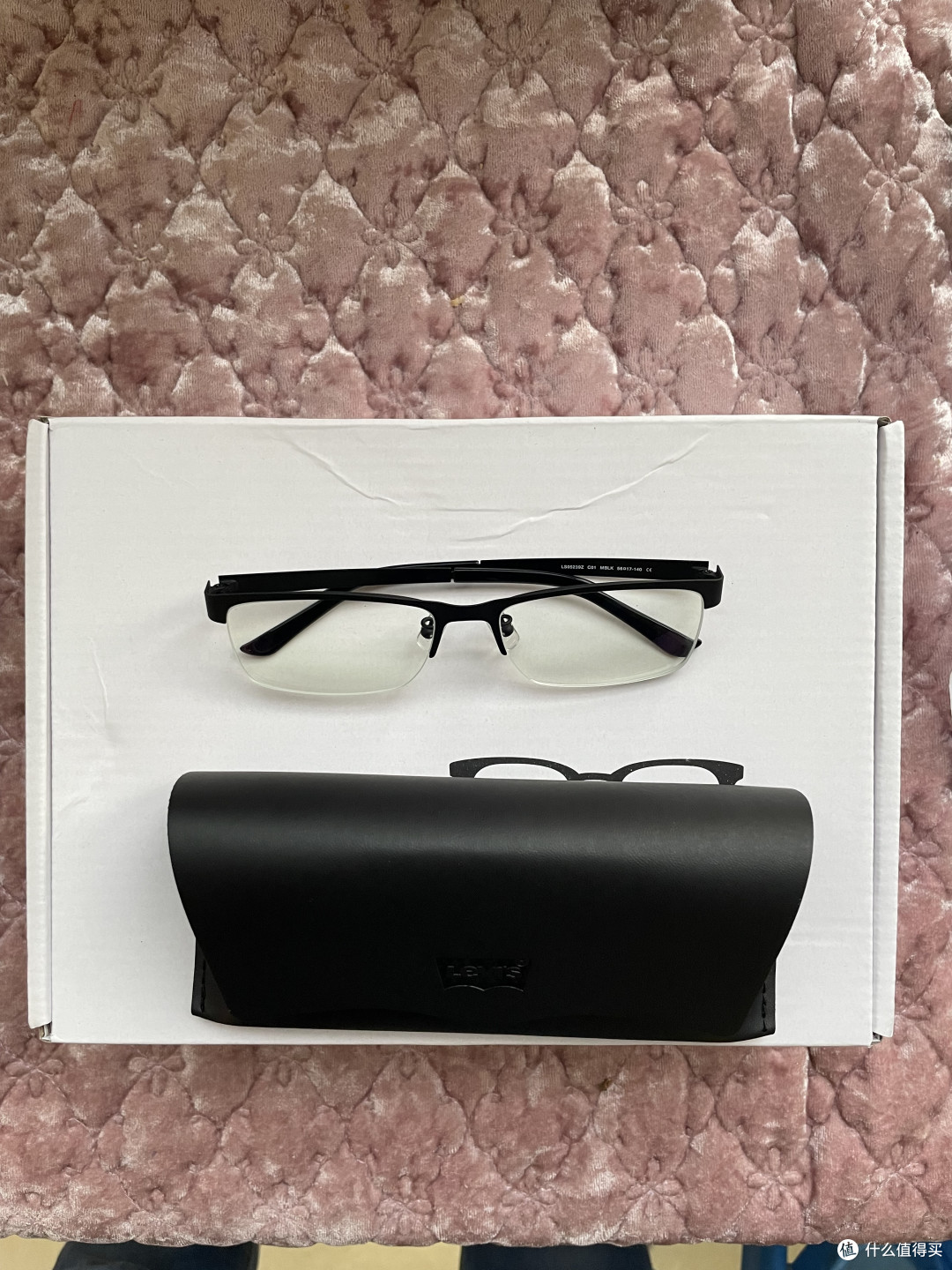 附送的眼镜盒也挺亮眼