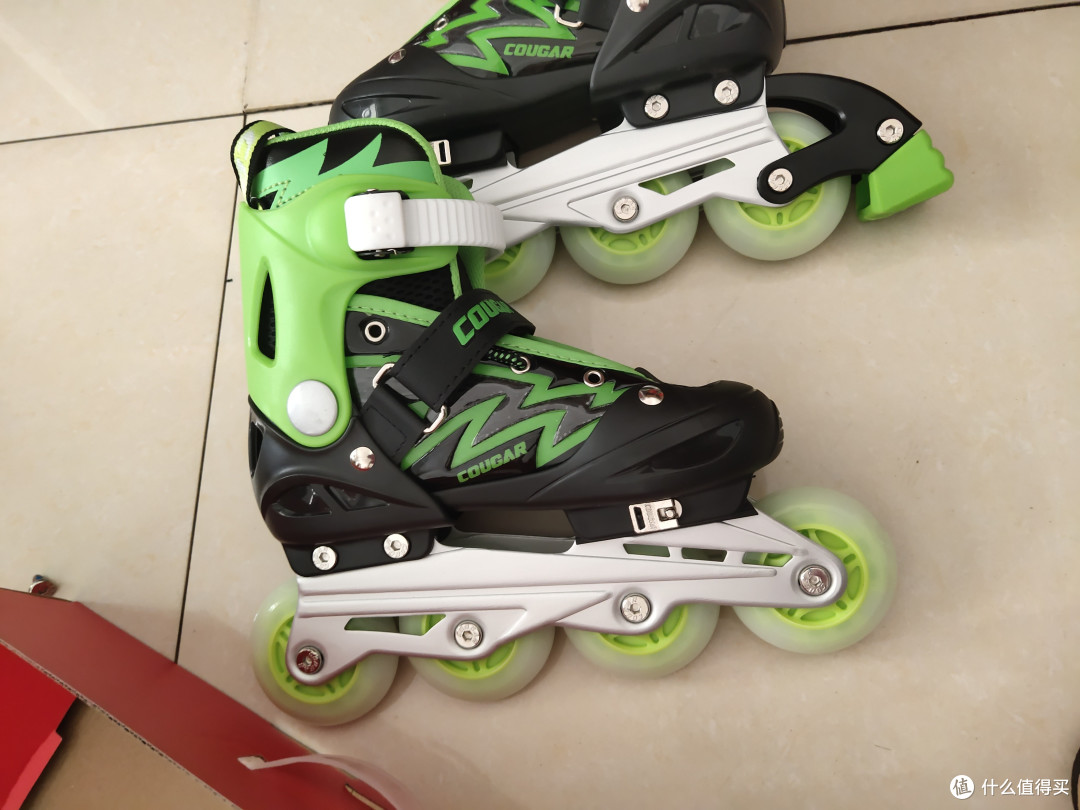 没法上学窝在家搞个轮滑学一下现在都是这种单排轮滑了