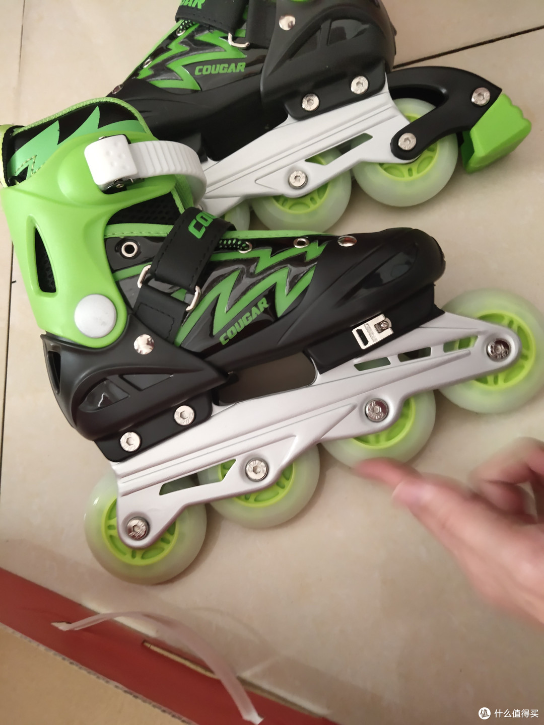 没法上学窝在家搞个轮滑学一下现在都是这种单排轮滑了