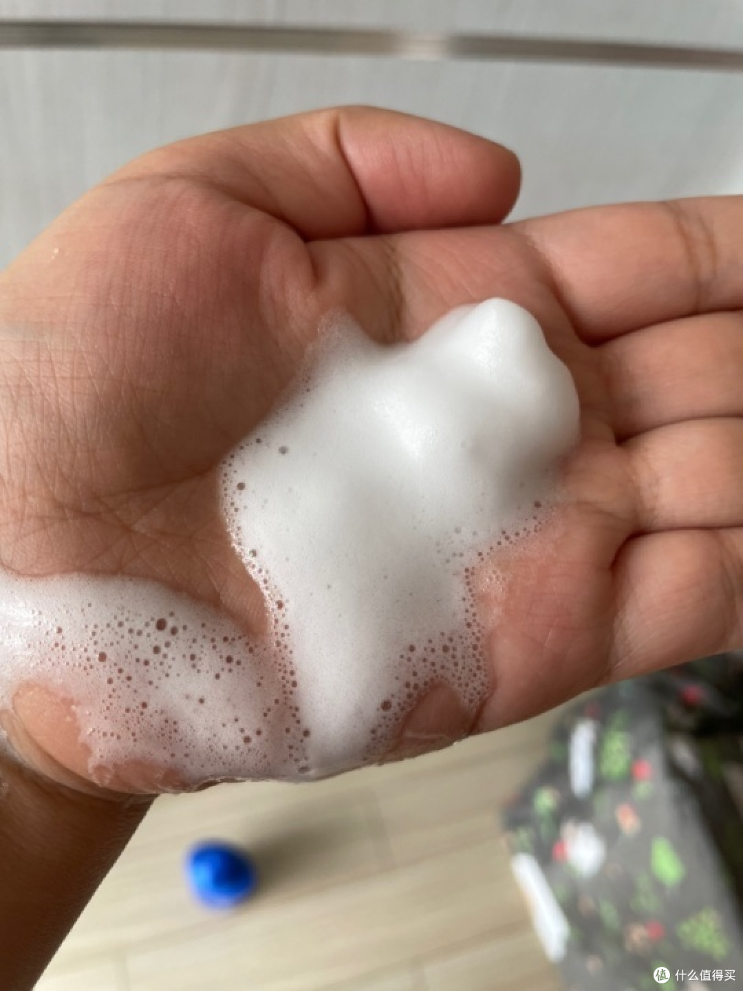 直接按压出来就是慕斯泡沫状