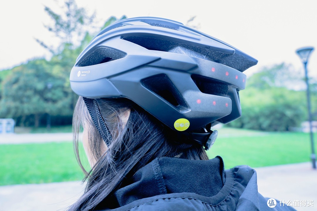 华为鸿蒙智联Helmetphone智能头盔上手评测，便捷操控更安全