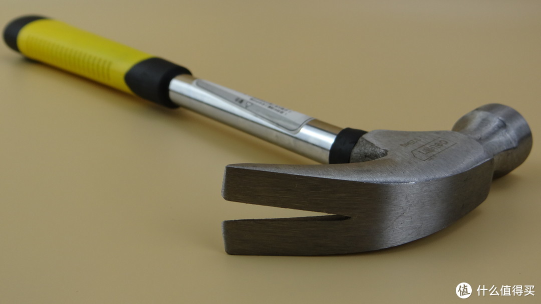 羊角锤既能砸钉子，也能起钉子，一锤两用。采用特殊镶嵌工艺，防脱性能好，使用起来更放心。