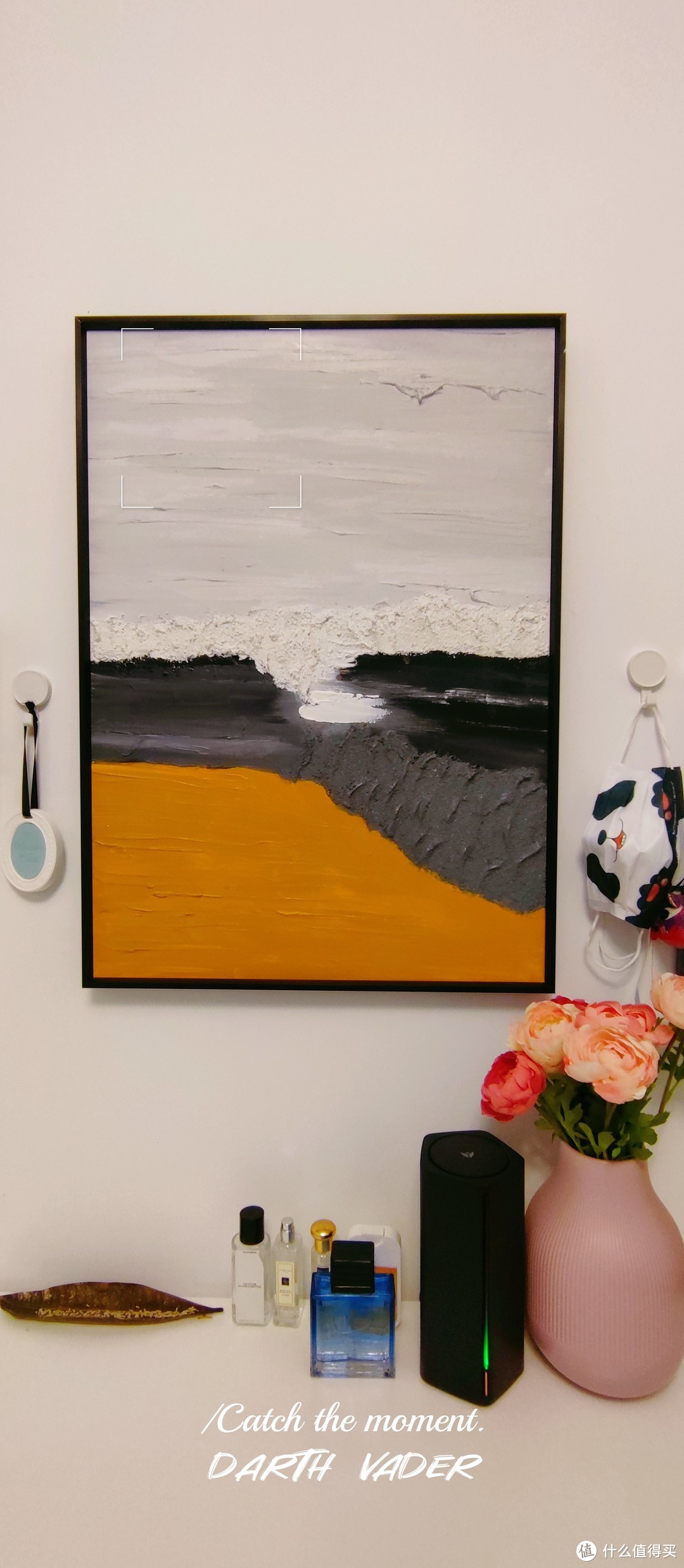 橙白系作品，和家具的顏色相呼應，應該是海與灘岸的主題
