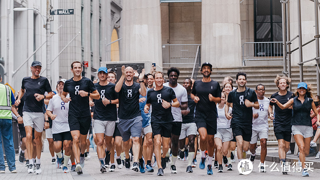 2021年9月15日上午，On品牌创始人和100名品牌忠实粉丝跑者一路沿着纽约哈德逊河跑到华尔街，最终在纽约证券交易所敲钟上市。