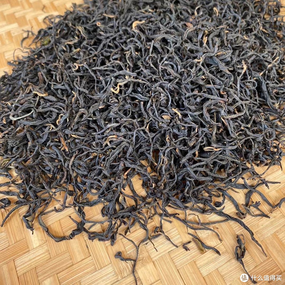 野茶小种 这款叶底特别嫩，香气幽幽。2022年新茶春茶传统工艺正山小种红茶，条形很细，汤水润滑，花香果