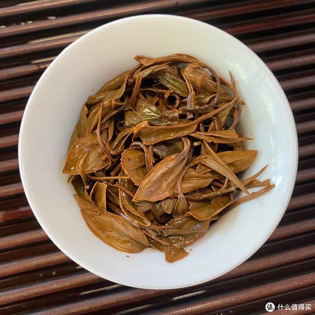 红茶 金牡丹小种红茶，自然蜜桃香，清香型、花果香，条索纤细，水蜜桃香馥郁，自然甘甜度高，回味无穷