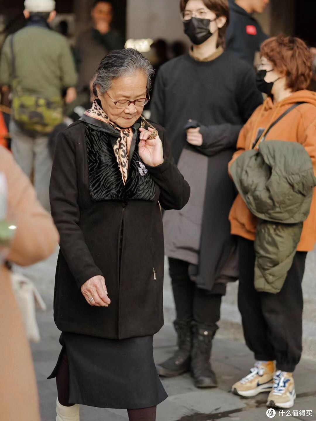 等我老了，才不要穿“奶奶装”！学上海阿婆这样穿，优雅又减龄