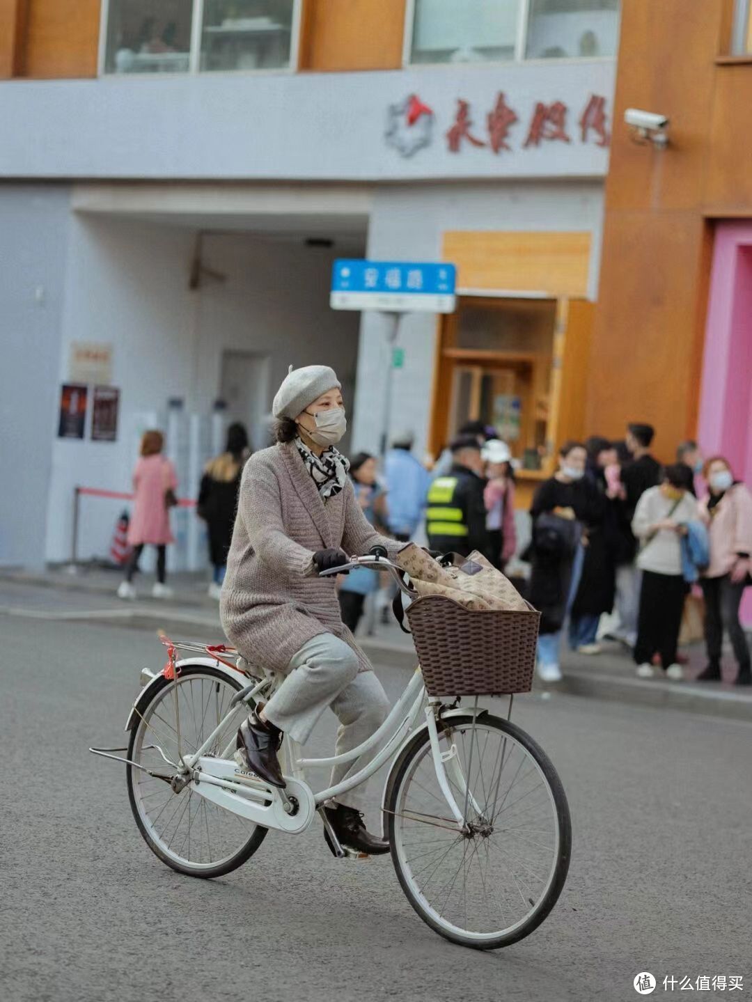 等我老了，才不要穿“奶奶装”！学上海阿婆这样穿，优雅又减龄