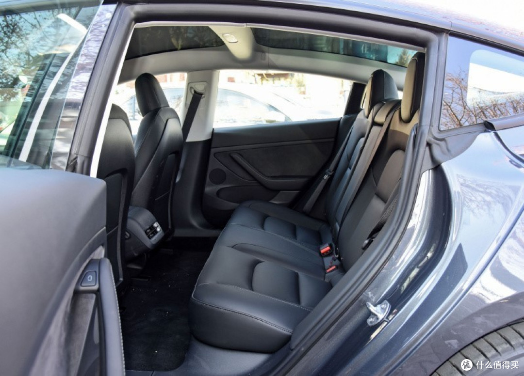 model 3轴距虽然达到了2875mm,但是后排则稍显紧凑,腿部空间比较一般