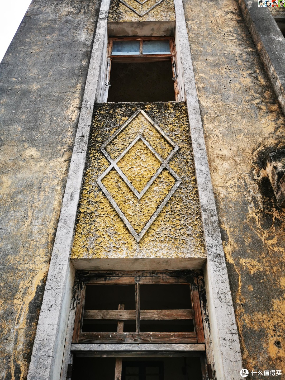 淡黄的双菱装饰，直上直下的水泥边框；