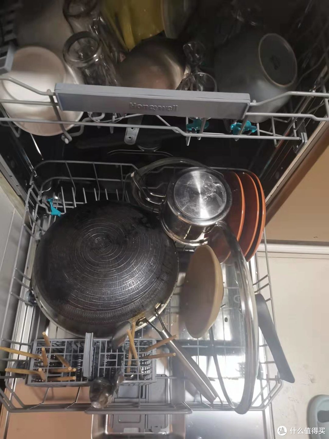 13套的容量对于我家来说好像有点太大了，锅碗瓢盆全扔进去，还有空间余地