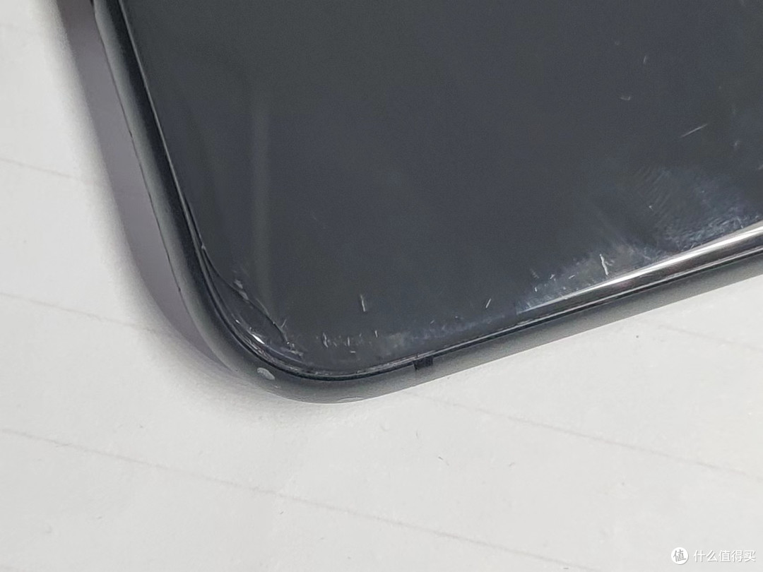 后盖板玻璃碎裂,边框明显磕碰