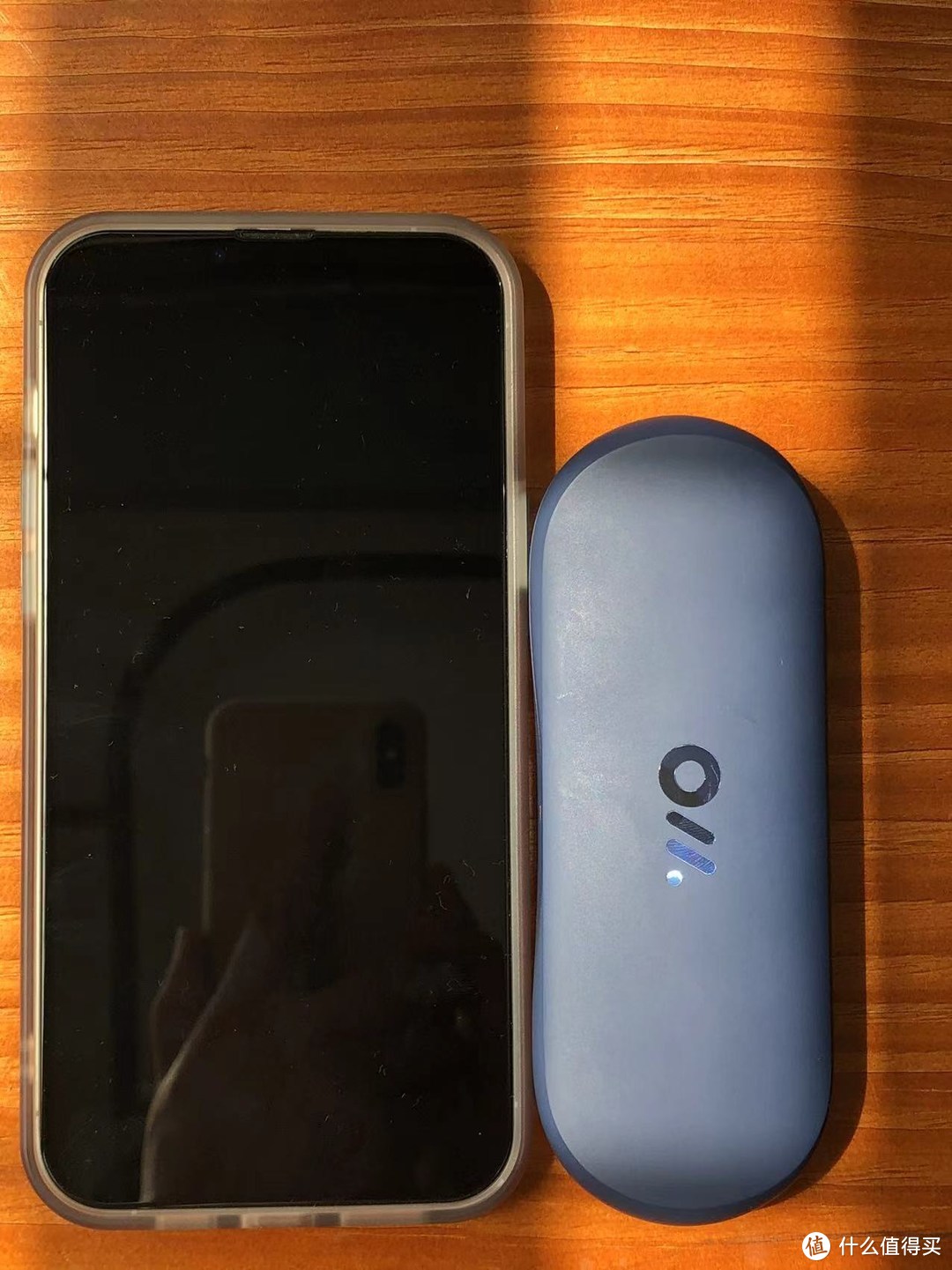 OWS耳机盒长度与iPhone13 pro Max对比，大概相当于三分之二长度。