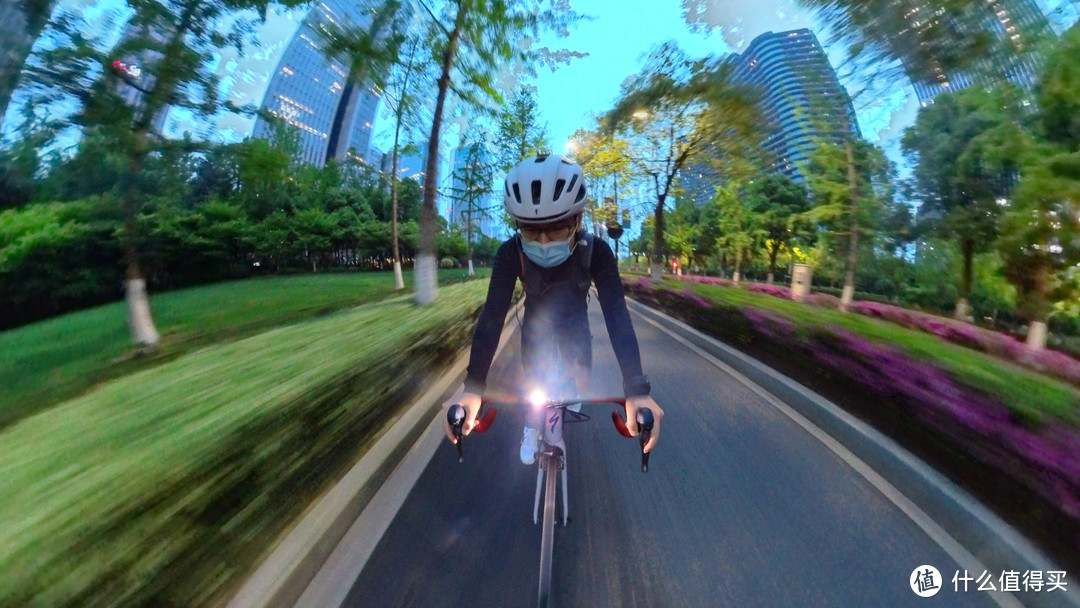 夜骑装备｜晚上「照亮前行的路」，白天可以当「充电宝」的自行车前灯