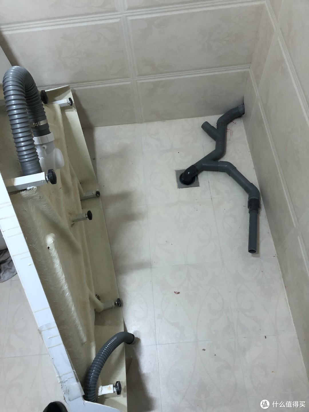 浴房下水口、洗衣机下水口、最后用45度弯斜上穿墙防止返流