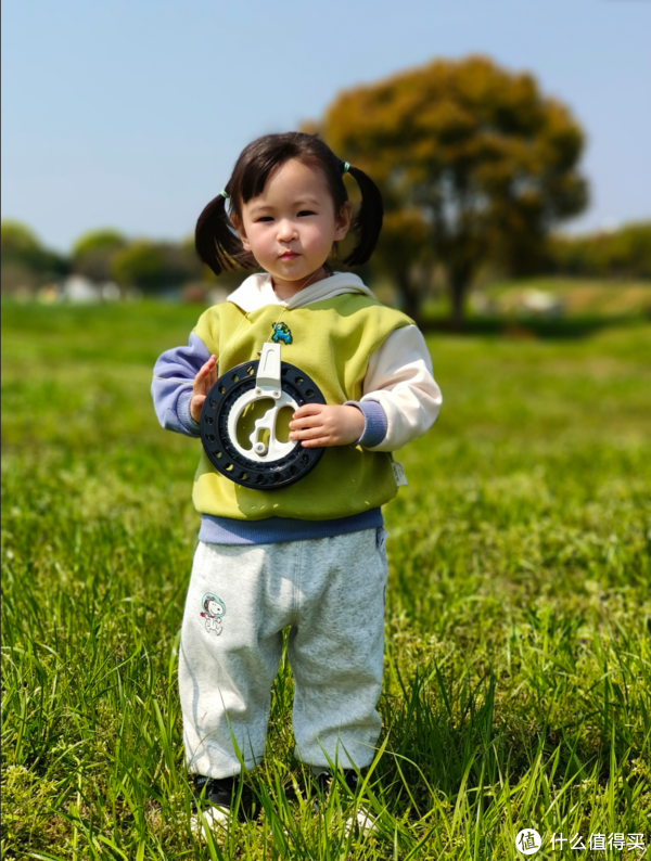 感谢草地上的小妹妹