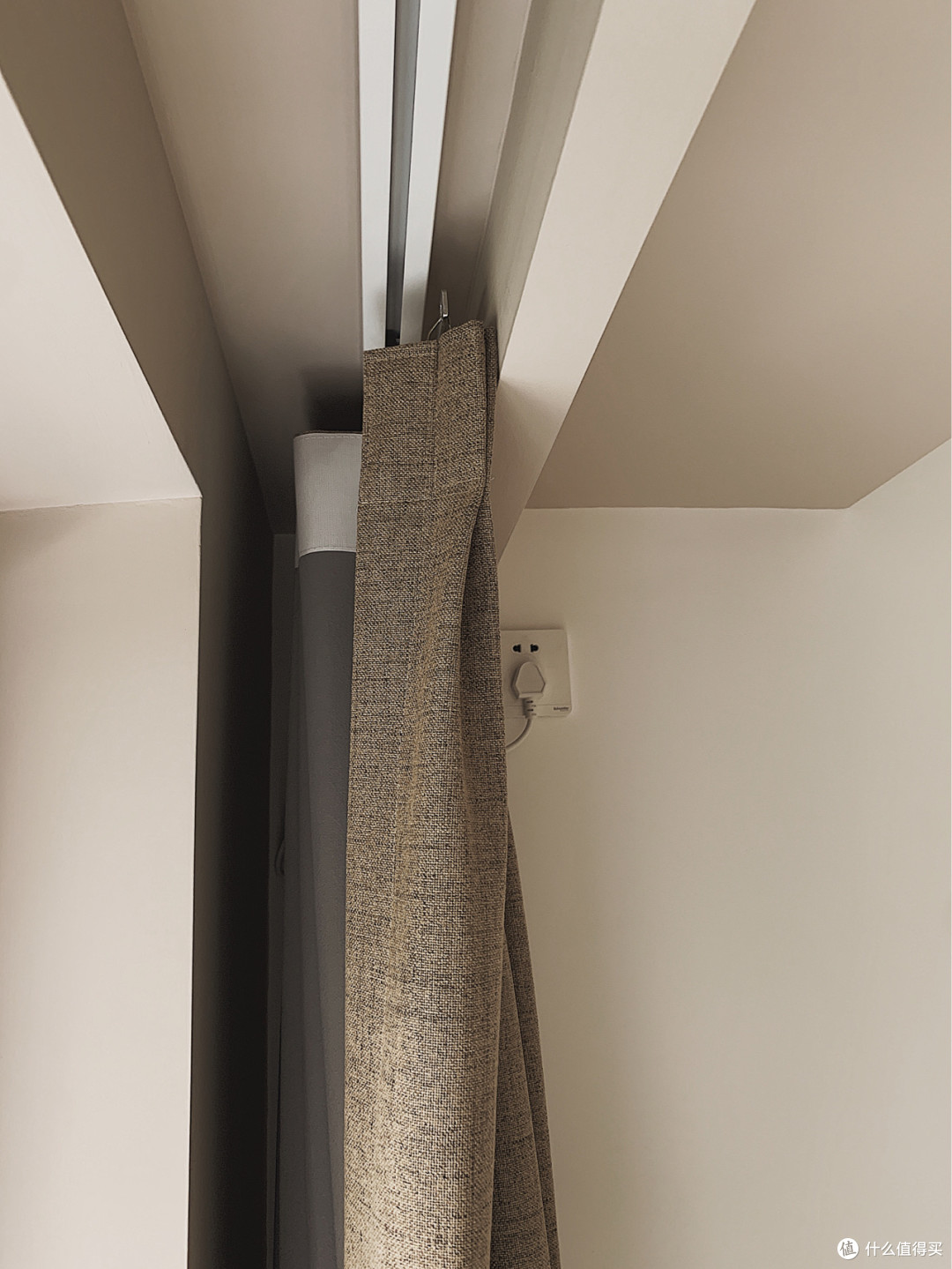 为省钱卧室不装窗帘盒