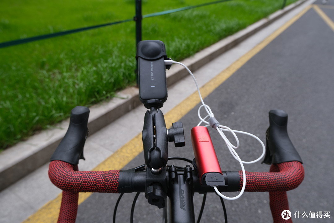 夜骑装备｜晚上「照亮前行的路」，白天可以当「充电宝」的自行车前灯