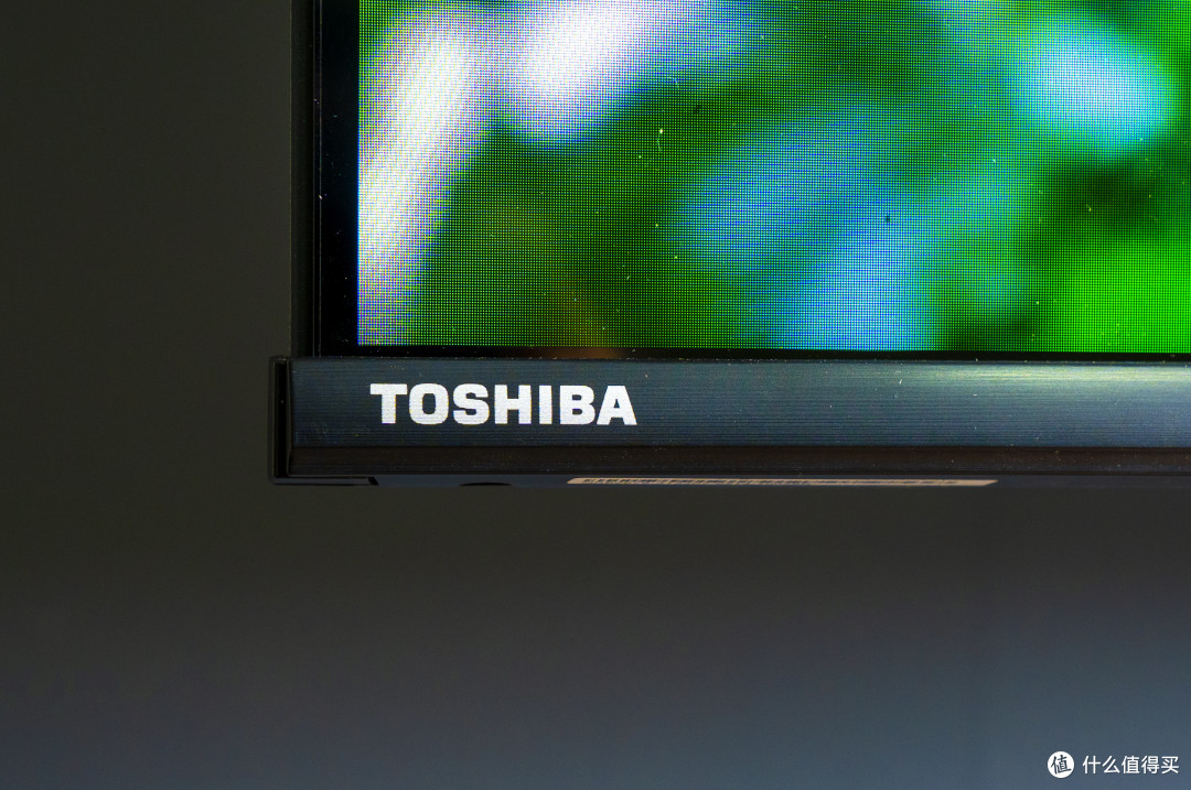 屏幕底边框采用了黑色拉丝设计,东芝logo放在了屏幕左下角