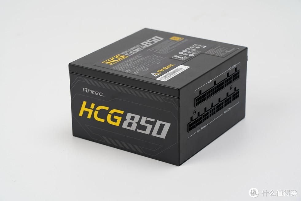 HCG850电源采用全新外观设计，黄灰色的字体喷涂更加动感，采用全模组线材设计，通过了80Plus金牌认证，额定功率为850W。采用标准ATX结构短身材设计具备更好的兼容性。