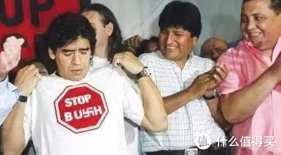 他在阿根廷马德普拉塔抗议布什出席会议，穿着一件印有“阻止布什”的T恤，并指责对中东发动战争的布什是“人类的垃圾”