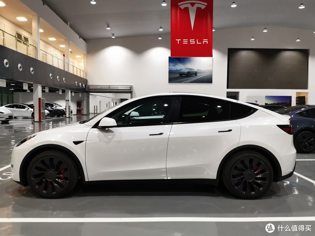 订车后连涨三次价的特斯拉Model Y Performance 高性能版提车记，聊聊交付、售后、电量、刹车那些事