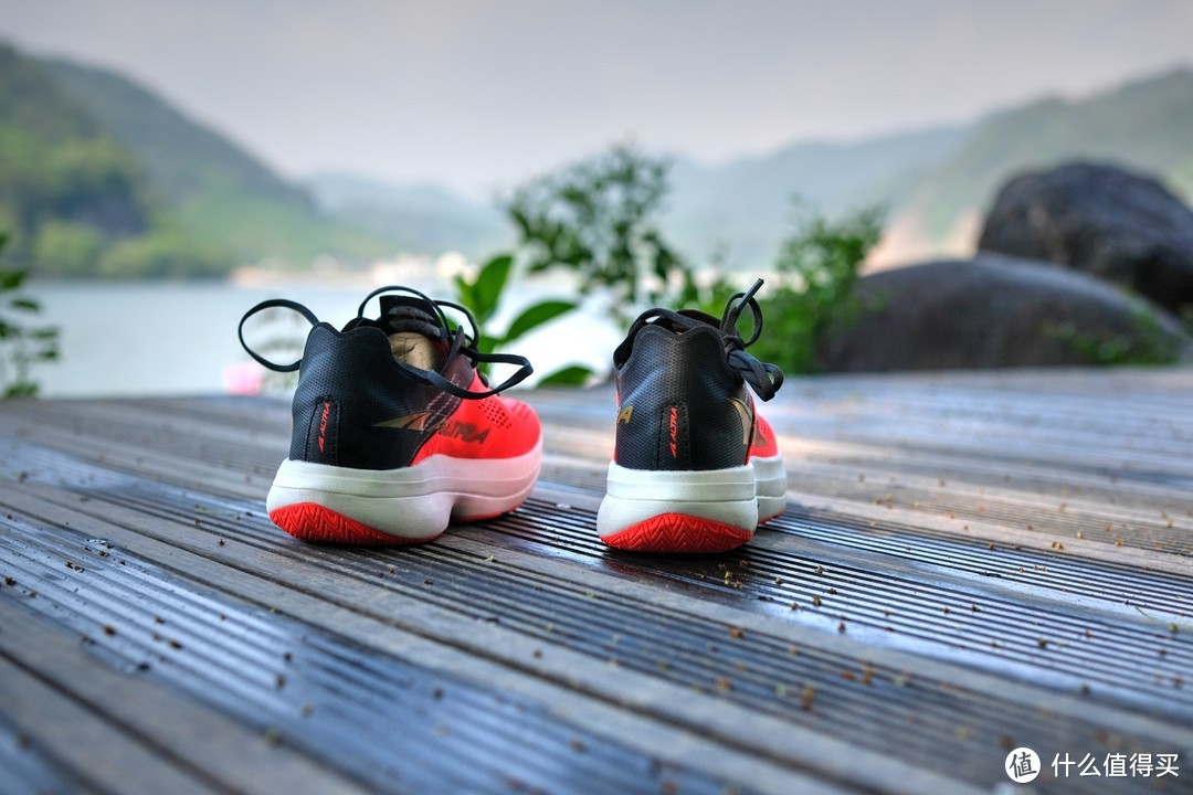 个性十足的Altra终于在2022推出了碳板跑鞋Vanish Carbon