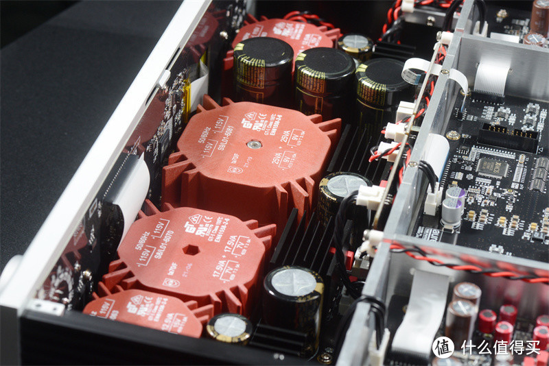 电源部分使用4个变压器供电，分别为主板、显示屏幕、左右声道DAC做独立供电，减少干扰