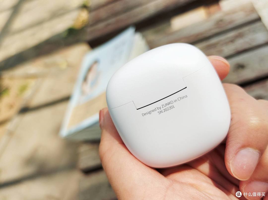 小巧的尊客x22耳机不分年龄差别统统是其音质的俘虏